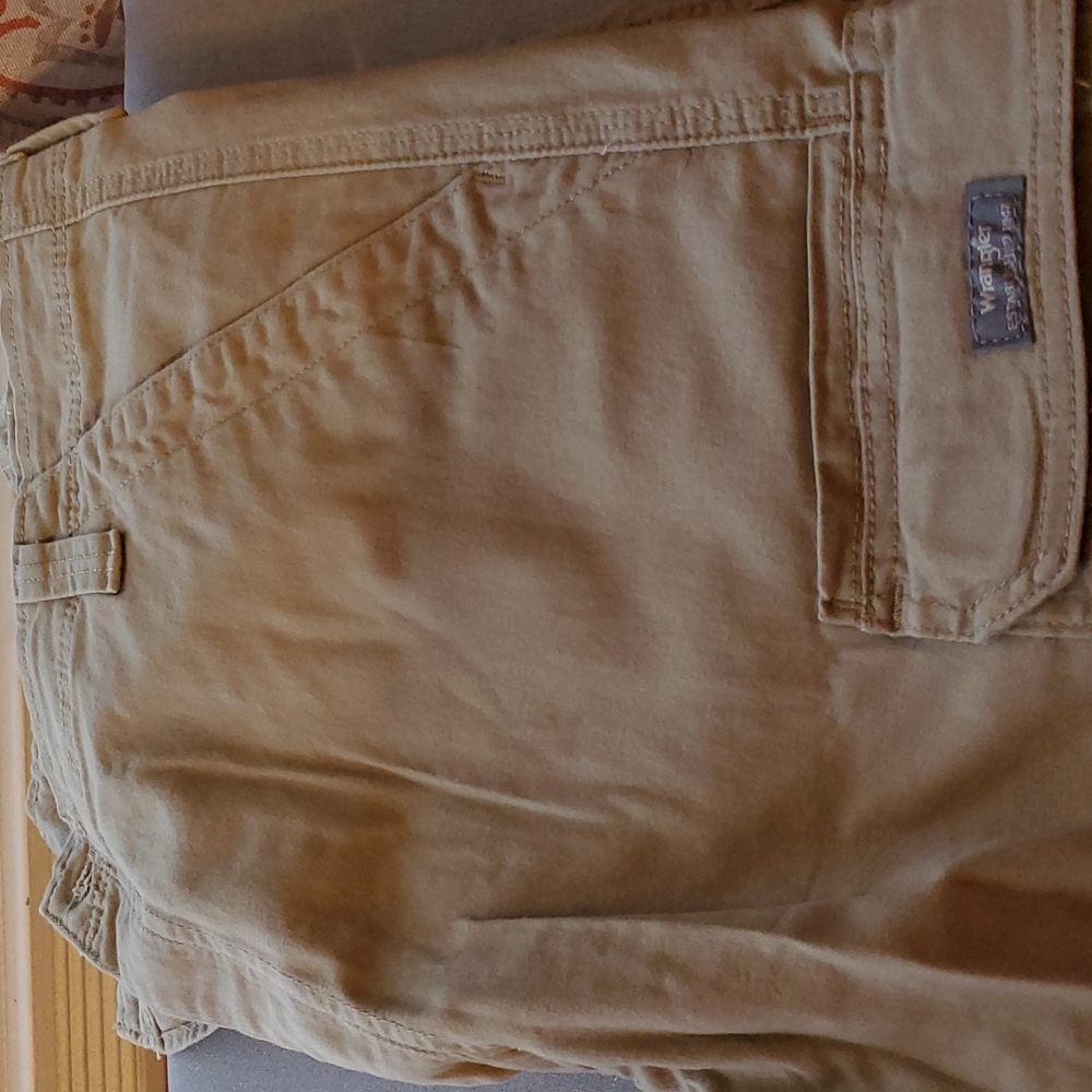 Mens wranglers sz 36x34 relaxed fit khaki cargo pants. New never worn.